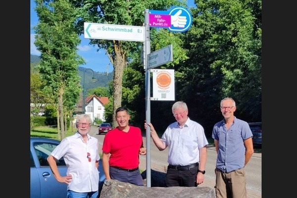 Einweihung des Orangenen Punktes in Glottertal v.l. Burkhard Werner (Brgerrunde Heuweiler e.V., Team OP), Denzlinger Brgermeister Markus Hollemann, Glottertler Brgermeister Karl-Josef Herbstritt und Christian Ott (Vorsitzender Brgerrunde Heuweiler)