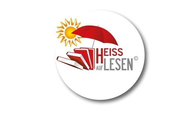 Hei&szlig; auf Lesen Logo: roter Sonnenschirm hinter einem Stapel roter B&uuml;cher unter der Sonne