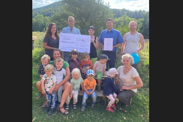 Der Kleintierzuchtverein C28 Denzlingen bergibt eine Spende in Hhe von 400 Euro an die U3 Gruppen der Aktion Lebensraum e.V. Foto: Kleintierzuchtverein C28 Denzlingen e.V.