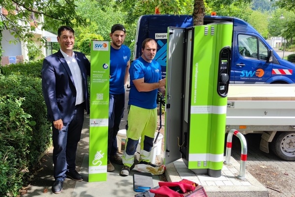 B&uuml;rgermeister Markus Hollemann besucht die Mitarbeiter der Stadtwerke Emmendingen w&auml;hrend der Installation der neuen Lades&auml;ule f&uuml;r Elektrofahrzeuge in der Alemannenstra&szlig;e 19. Foto: Gemeinde Denzlingen