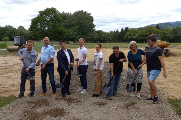 Beim Spatenstich fr den neuen Allwetterplatz im Stadtpark. V.l.: Jan Paul Elchlepp, Nicolas Krieg, Markus Hollemann, Jakob Kandziorra, Lara Eckerle, Steffen Koch, Silke Hfflin, Daniel Mannhardt; Foto: Gemeinde Denzlingen.