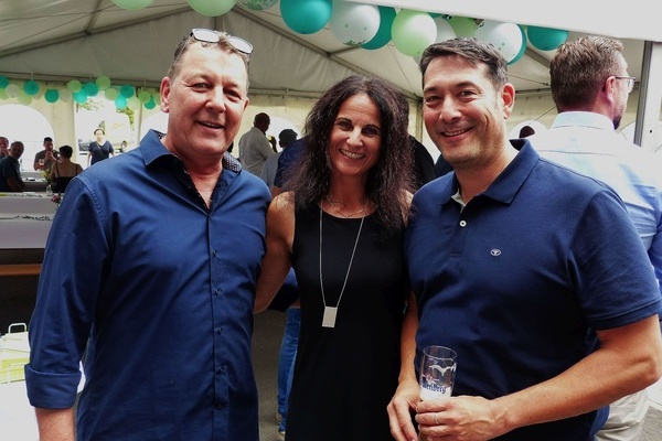 Firmeninhaber Roland Musial (links), Marion Musial und Brgermeister Markus Hollemann (rechts) bei der Erffnungsfeier der Denzlinger Niederlassung der Firma GAMPP