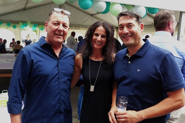 Firmeninhaber Roland Musial (links), Marion Musial und B&uuml;rgermeister Markus Hollemann (rechts) bei der Er&ouml;ffnungsfeier der Denzlinger Niederlassung der Firma GAMPP