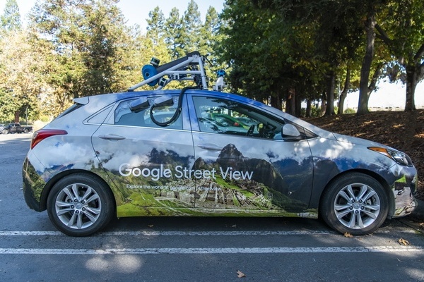 Google Street View Fahrzeug mit Aufnahmegeräten. Foto: Daniel und Jacob Fernandez / Pixabay