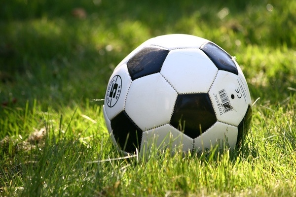 Ein schwarz-weißer Fußball auf Gras