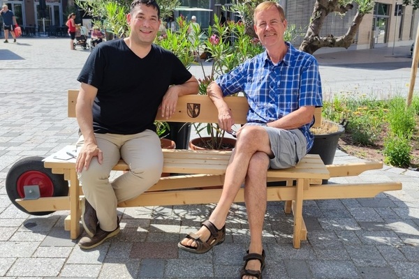 Foto v.l.n.r.: B&uuml;rgermeister Markus Hollemann und Klaus Holz auf dem Schw&auml;tzb&auml;nkle