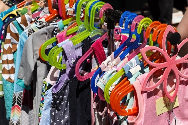 Mehrere Kinderkleider an Kleiderbgeln