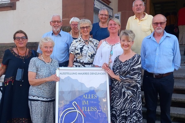 Anwesende Austellende des Denzlinger Malkreises bei der Vernissage "Alles im Fluss"