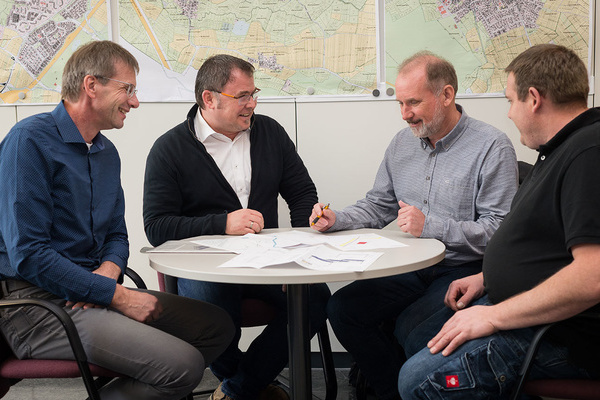 Mainrad Schuler (Stadtwerke EM), Thomas Koch (Gemeindeverwaltung Denzlingen), Andreas Steinhser (Fraunhofer-Institut fr Solare Energiesysteme) und Thomas Trenkle (Landwirt und Pchter der AGRO-PV-Flche) bei der Planung