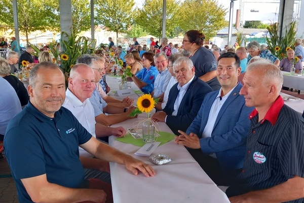 Hermann Linder (rechts) neben Bürgermeister Markus Hollemann, MdB Hermann Färber und Glottertäler Bürgeremeister Karl Josef Herbstritt; links: Roland Schöttle und Jürgen Boschert.