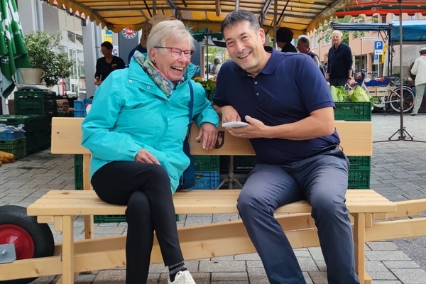 Foto: Brgermeister Markus Hollemann mit einer Brgerin auf dem Schwtzbnkle