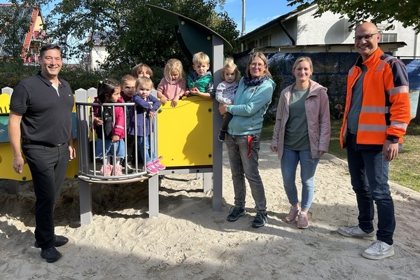 Kinde rund Erwachsene auf einem Spielplatz