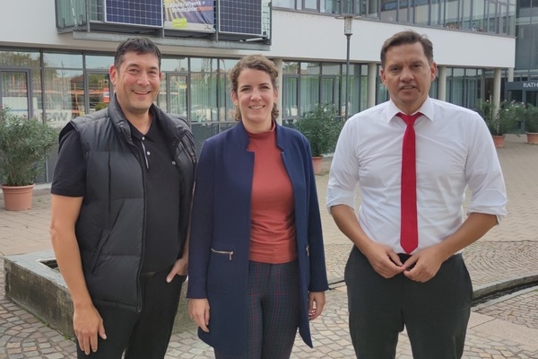 Von links: B&uuml;rgermeister Markus Hollemann, Dr. Lina Seitzl MdB, Dr. Johannes Fechner MdB vor dem Denzlinger Rathaus