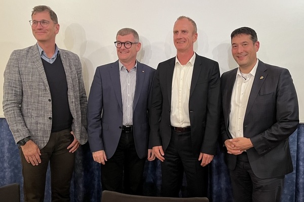 Die B&uuml;rgermeister Lars Br&uuml;gner aus V&ouml;rstetten (links), Michael Schlegel aus Reute (2. von links) sowie Verbandsvorsitzender und Denzlinger B&uuml;rgermeister Markus Hollemann begr&uuml;&szlig;ten den neuen Schulleiter des Erasmus-Gymnasiums, Andr&eacute; Lammers.