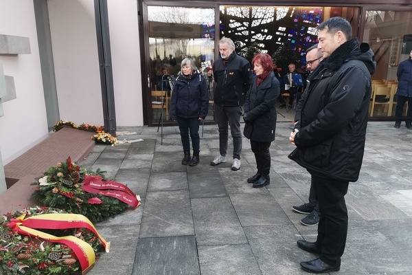 In stillem Gedenken nach der gemeinsamen Krankniederlegung: (v.l.) Elfriede Behnke (Vorsitzende VdK-Ortsverband), Matthias Schubien (Vorsitzender Sportarbeitskreis), Pfarrer Nelson Ribeiro, B&uuml;rgermeister Markus Hollemann. Foto: Michael Doninger