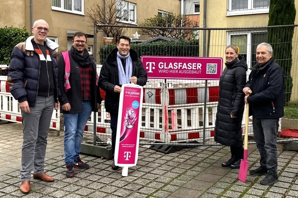 V.l.: Robert Unrau (Constructionheads), Mario Grieco (Deutsche Telekom Technik GmbH), Brgermeister Markus Hollemann, Carina Storz (Deutsche Telekom) und Gemeinderat Volkmar Bensch. Foto: Gemeinde Denzlingen