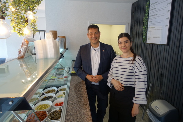 Bürgermeister Markus Hollemann und Inhaberin Elif Yasin bei Arôme Feinkost in der Rosenstraße in Denzlingen