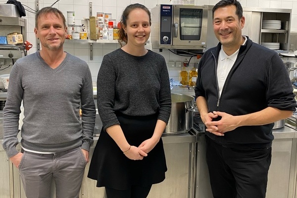 Von links: Betriebsleitende Martin Wolfst&auml;dter und Manuela Dannemann mit B&uuml;rgermeister Markus Hollemann in der Restaurantk&uuml;che des Delcanto