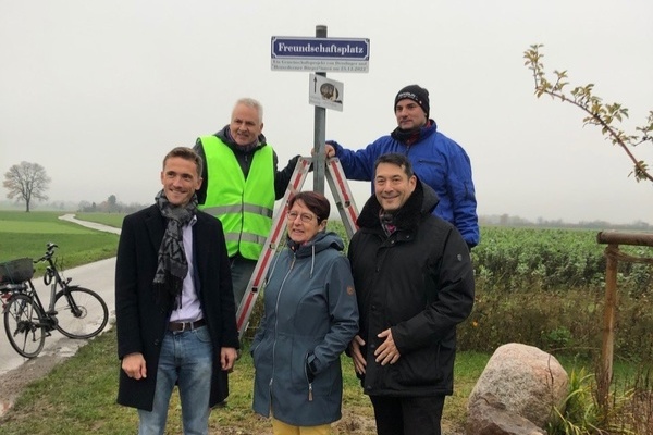 BM Raphael Walz (Heuweiler), Jochen Kreher (Naturfreunde Heuweiler), Kordula Pfeifer (BUND Ortsgruppe Denzlingen/Reute), BM Markus Hollemann (Denzlingen), Frank Schwer (Naturfreunde Heuweiler) bei der Einweihung des Freundschaftsplatzes.