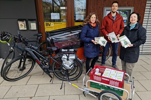 Anette Neumann, Andreas Schaaf und Manuela Wucherer vom Klimaschutzbeirat Denzlingen verteilen die Beutel klimafreundlich mit Lastenrad und Anh&auml;nger. Foto: Klimaschutzbeirat Denzlingen