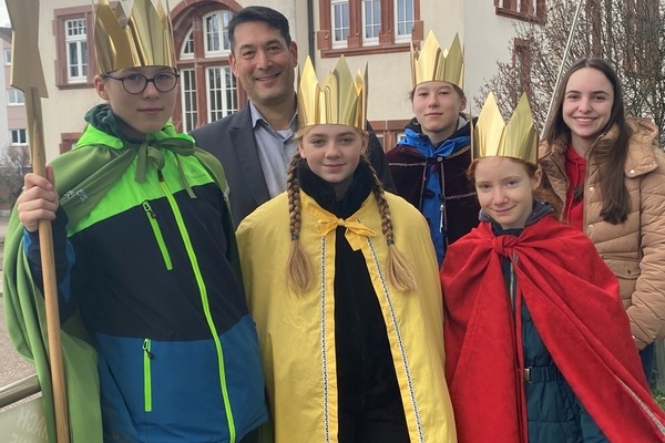 Die Sternsinger mit Brgermeister Markus Hollemann im Denzlinger Rathaus. Foto: Gemeinde Denzlingen.