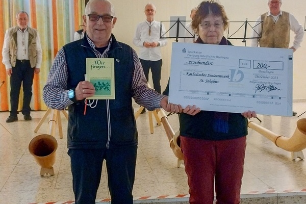 Irmgard Meiners-Schuth (rechts) &uuml;berreicht die Spende der B&uuml;rgerstiftung Denzlingen an Dieter M&ouml;chel (links), Vertreter des Katholischen Seniorenwerks St. Jakobus. 