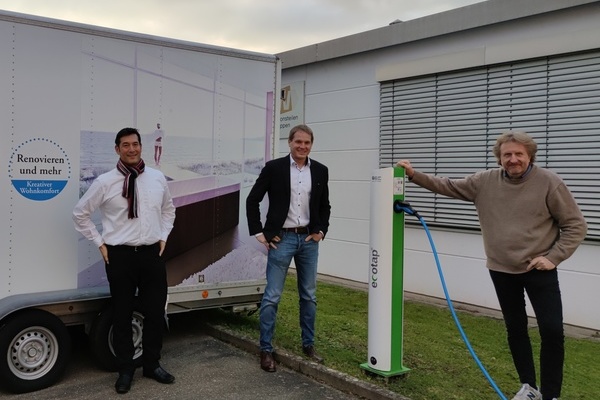 Gesch&auml;ftsf&uuml;hrer Tim Baral (Mitte), B&uuml;rgermeister Markus Hollemann (links) und Heinz Kury, Gesch&auml;ftsf&uuml;hrer StromSpeicherMarkt GmbH