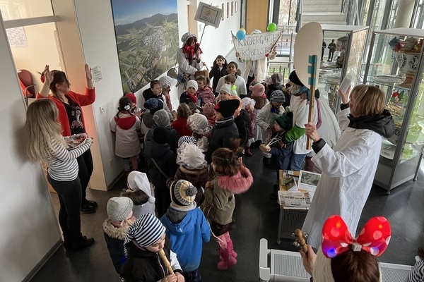 Rund 35 Hemdglunker aus dem Kindergarten Fr&ouml;belstra&szlig;e auf ihrem Umzug durch das Denzlinger Rathaus. Foto: Melanie Lackner, Gemeinde Denzlingen