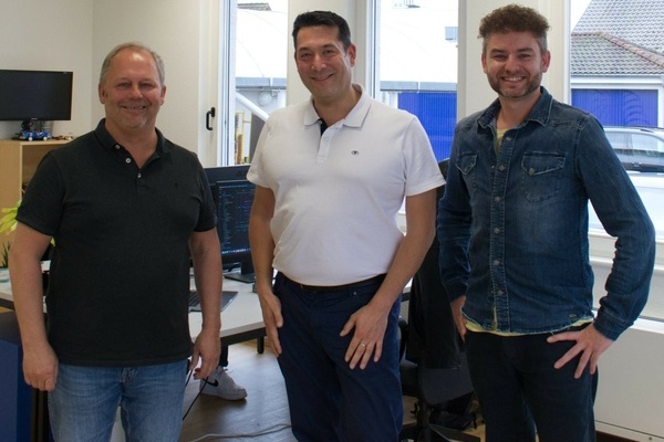 Firmengrnder Heinz Blling (links) und Florian Schindler (rechts) begrten Brgermeister Markus Hollemann (Mitte) bei der SPOO Group in Denzlingen. Foto: SPOO Group