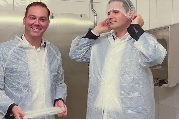 Die Bundestagsabgeordneten der CDU Felix Schreiner (links) und Yannick Bury (rechts) zu Gast bei der Metzgerei Linder in Denzlingen