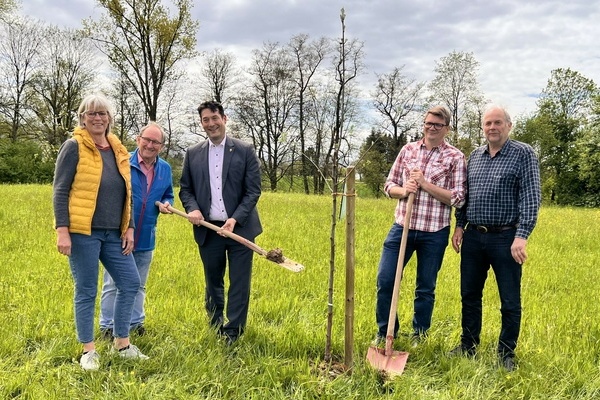 Agroforstpflanzungen in Denzlingen. V.l.: Gemeinder&auml;tin Silke H&ouml;fflin, Gemeinderat Willi Kieninger, B&uuml;rgermeister Markus Hollemann, Wald&ouml;kologe Dr. Patrick Pyttel, Bio Landwirt und Vorsitzender des BLHV-Ortsverbands Denzlingen Christoph H&ouml;fflin