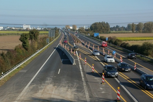 Straensperrung wegen Fahrbahnsanierung. Umleitung des Verkehrs