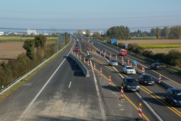 Stra&szlig;ensperrung wegen Fahrbahnsanierung. Umleitung des Verkehrs