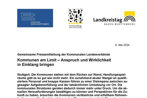 Logos der kommunalen Landesverbände und schwarze Schrift auf weißem Grund