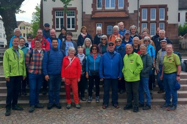 Die Wandergruppe mit B&uuml;rgermeister Markus Hollemann beim Auftakt auf dem Rathausplatz. Foto: Helmut Gall