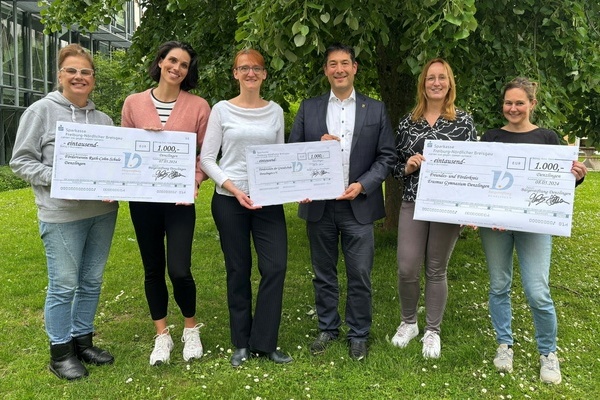 B&uuml;rgermeister Markus Hollemann &uuml;bergibt im Auftrag der B&uuml;rgerstiftung Denzlingen die Spenden an die drei Schulf&ouml;rdervereine. Foto: Gemeinde Denzlingen