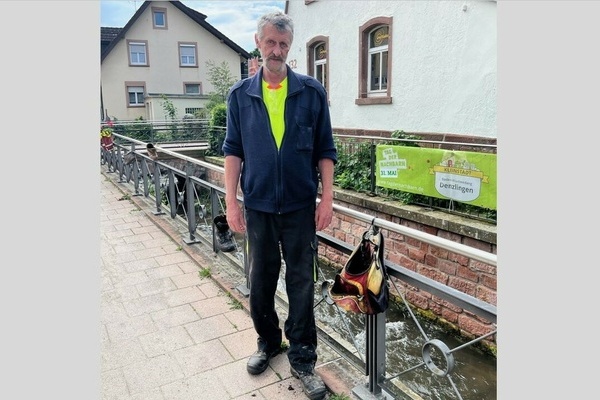 Mario Will, Leiter des Grüntrupps, neben dem zerstörten Blumenschmuck am Geländer zur Glotter. Foto: Melanie Lackner, Gemeinde Denzlingen