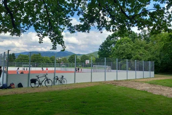 Blick auf den neuen Allwettersportplatz im Denzlinger Park. Foto: Helmut Gall