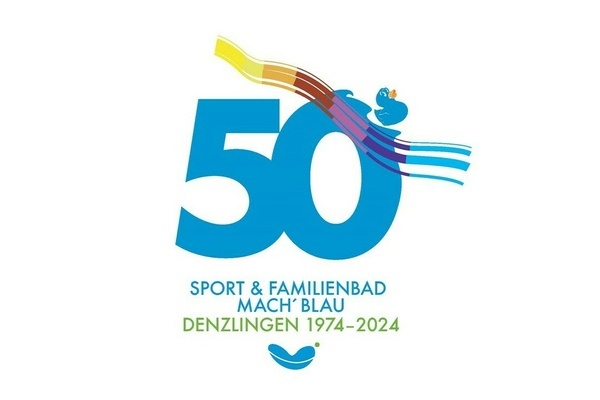 Jubil&auml;umslogo des MACH' BLAU Sport & Familienbades - blaue Ziffern auf wei&szlig;em Grund, bunte Rutschbahn, blaue und gr&uuml;ne Schritf auf wei&szlig;em Grund. 