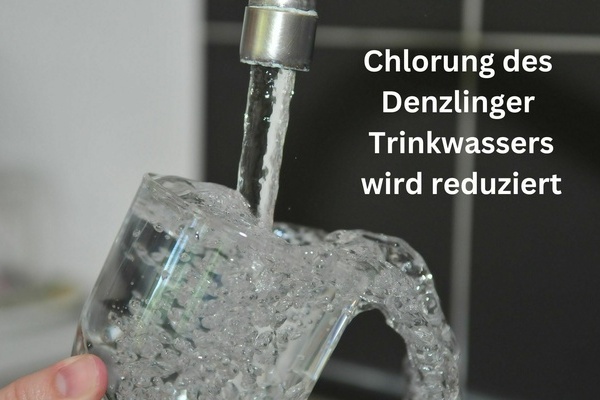 Aus dem Wasserhahn fließt Wasser in ein Glas. Weiße Schrift auf dunklem Untergrund