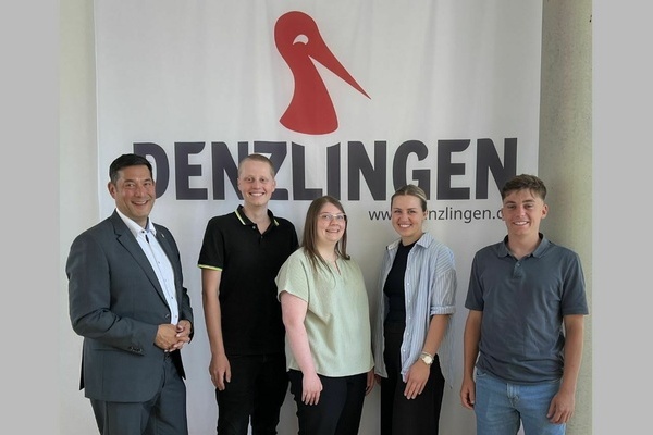  Bürgermeister und Verbandsvorsitzender Markus Hollemann (links) gratuliert den vier Prüfungsabsolventen des GVV Denzlingen, Vörstetten, Reute (v.r.) Marvin Schindler, Matija-Maria Bilobrk, Pia Sutter und Sven Straubinger zum erfolgreichen Abschluss.