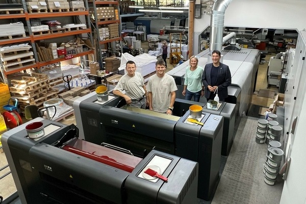 Brgermeister Markus Hollemann (rechts) zu Besuch bei der Druckerei Furtwngler GmbH & Co. KG. (Von links) Reiner Furtwngler, Timo Furtwngler und Gabi Furtwngler prsentieren dem Rathauschef die im Frhjahr 2023 installierte Bogenoffset-Druckmaschine