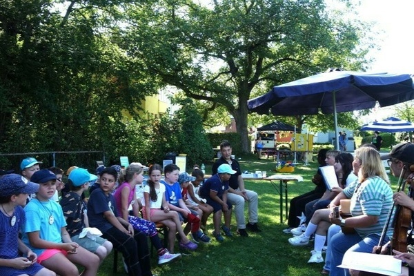 B&uuml;rgermeister Markus Hollemann bei seinem Besuch der Ferienspielaktion 2024. Foto: Helmut Gall, Wochenzeitung Von Haus zu Haus