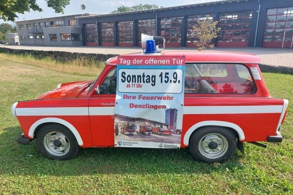 Roter Trabi der Freiwililgen Feuerwehr Denzlingen mit Plakat zum Tag der offenen T&uuml;r am 15. September 2024