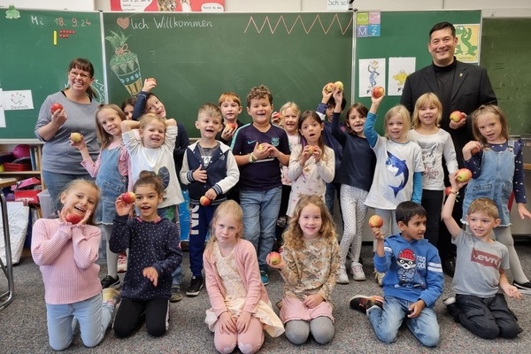 Die Schülerinnen und Schüler der Klasse 1a und ihre Klassenlehrerin Alexandra Hammermann freuten sich über den Besuch von Bürgermeister Markus Hollemann. Foto: Grundschule Denzlingen