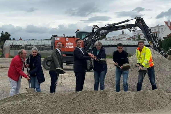 V.l. Gemeinderatsmitglieder Willi Kieninger u. Anna-Marie Tonojan, Markus Riesterer (BadenovaKONZEPT), Brgermeister Markus Hollemann, Gemeindertin Sabine Ohrt-Volkert, Nicolas Weber (Firma Gerber), Andreas Klmper (BIT Ing.). Foto: Gemeinde Denzlingen