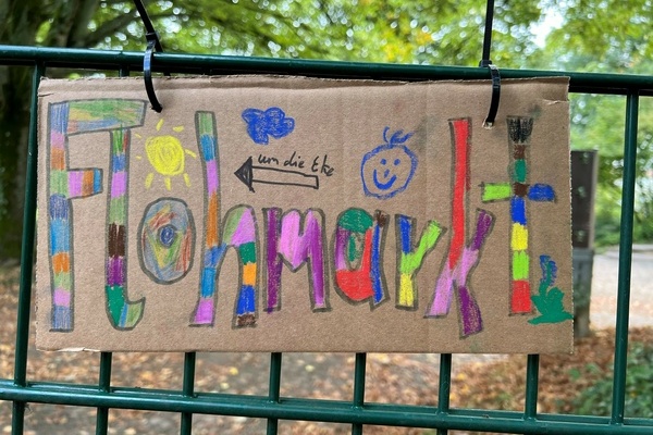 Ein liebevoll gestalteter Wegweiser zu einem der vielen St&auml;nde des ersten Dorfflohmarkts in Denzlingen. Foto: Melanie Lackner, Gemeinde Denzlingen