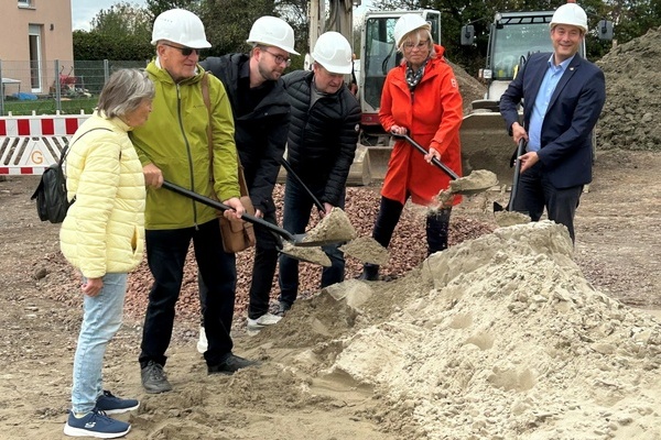 Spatenstich für die neue Flüchtlingsunterkunft in der Eisenbahnstraße in Denzlingen. V. l. E. Behnke (Gemeinderätin), B. Baumgartner (Vorstand Freundeskreis Asyl), L. Zoske (Projektleiter, Gemeinde Denzlingen), H. Messinger (Partner AG), BM Hollemann