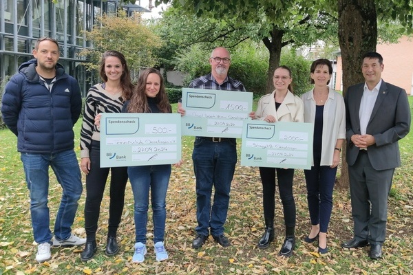 Vertreter von drei Denzlinger Vereinen nahmen k&uuml;rzlich beim Denzlinger Rathaus unter Beisein von B&uuml;rgermeister Markus Hollemann Spenden der BBBank entgegen. Foto: Gemeinde Denzlingen