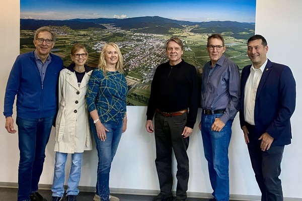 Hartmut Nbling und Ann-Kathrin Schlegel (Heimat- und Geschichtsverein Denzlingen (HuG)), Kristin und Martinn Winters, Joachim Mller-Bremberger (HuG) und Brgermeister Markus  Hollemann trafen sich im Denzlinger Rathaus. Foto: Gemeinde Denzlingen